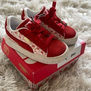 Suede Classic x Hello Kitty Pumas. Red/White with gold speckles